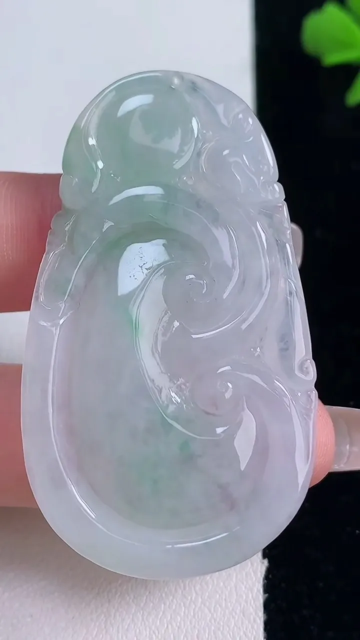 天然A货翡翠如意吊坠，尺寸53.2-30-6，重量:17.87g
12月30日