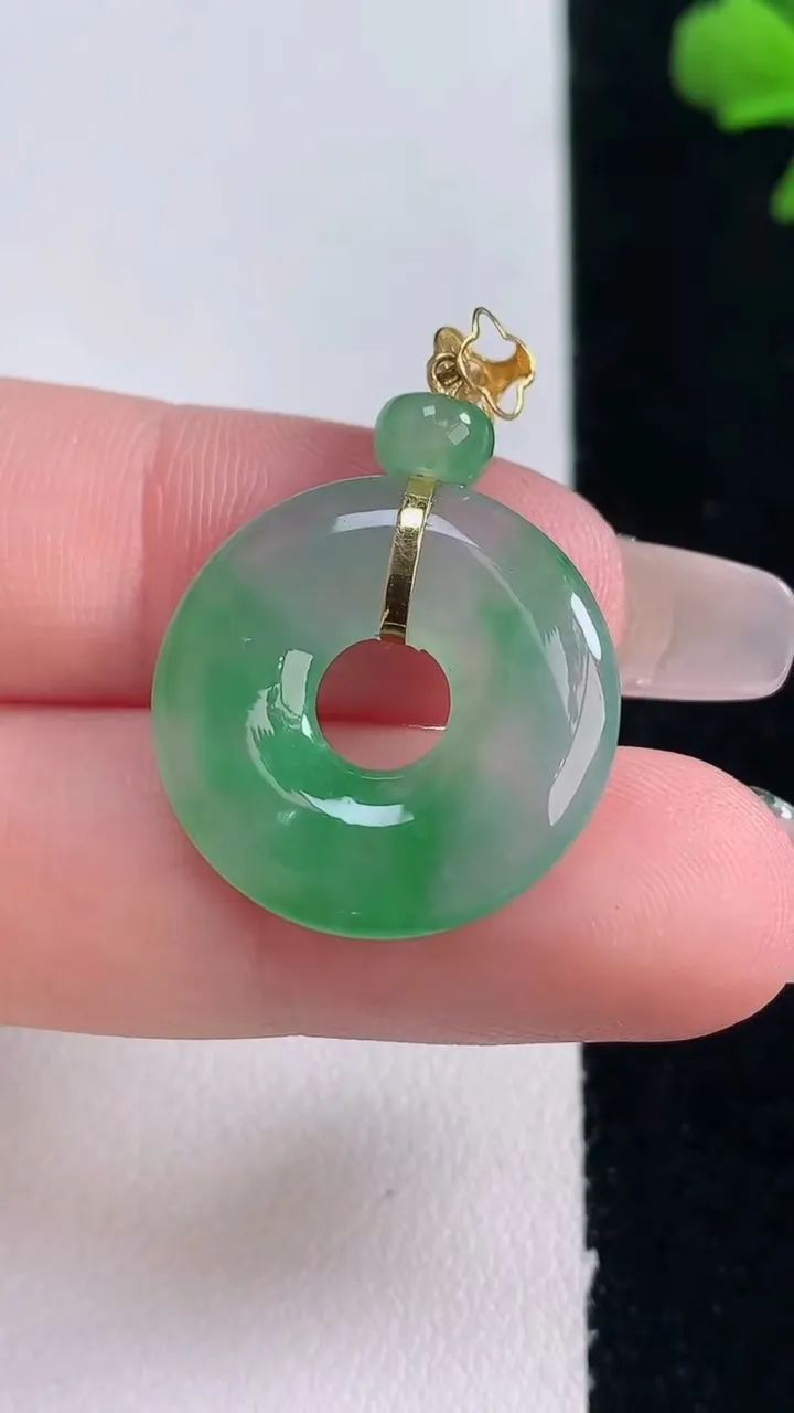 天然A货翡翠平安环吊坠，尺寸20.7-3.8，重量:4.15g
12月30日