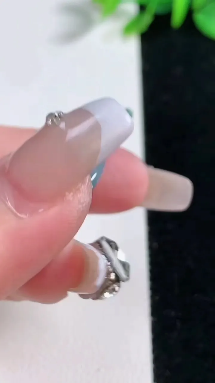 天然A货翡翠冰种紫罗兰 飘花平安扣吊坠，尺寸24-5.1，重量:7.56g
12月30日