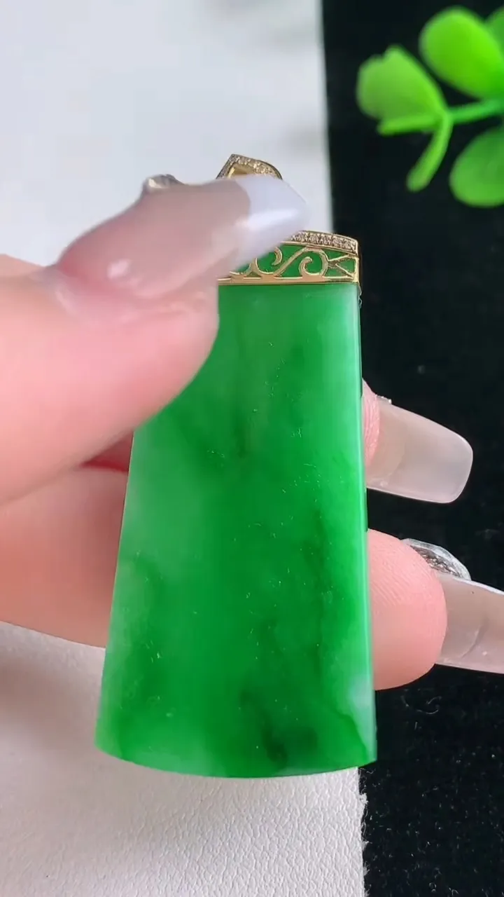 天然A货翡翠无事牌吊坠，尺寸43.8-21.2-3.3，重量:10.39g
12月30日