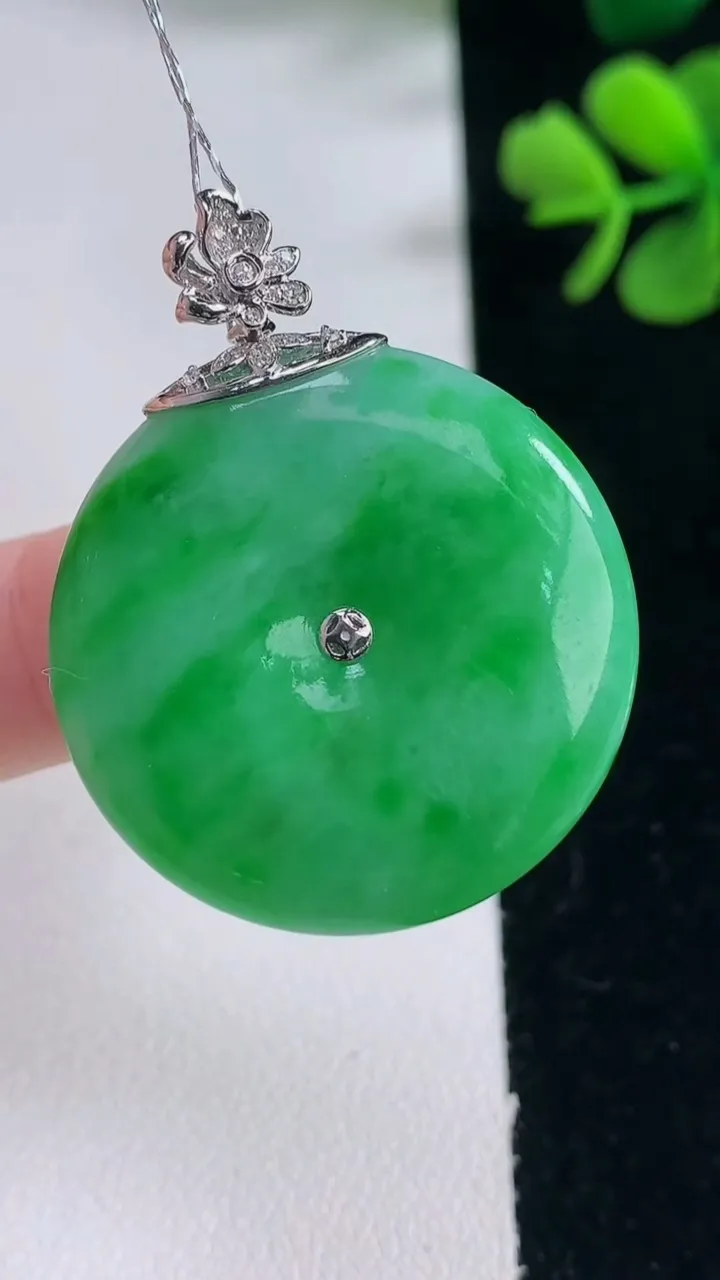 天然A货翡翠平安扣吊坠，尺寸30.4-6.2，重量:13.53g
12月30日