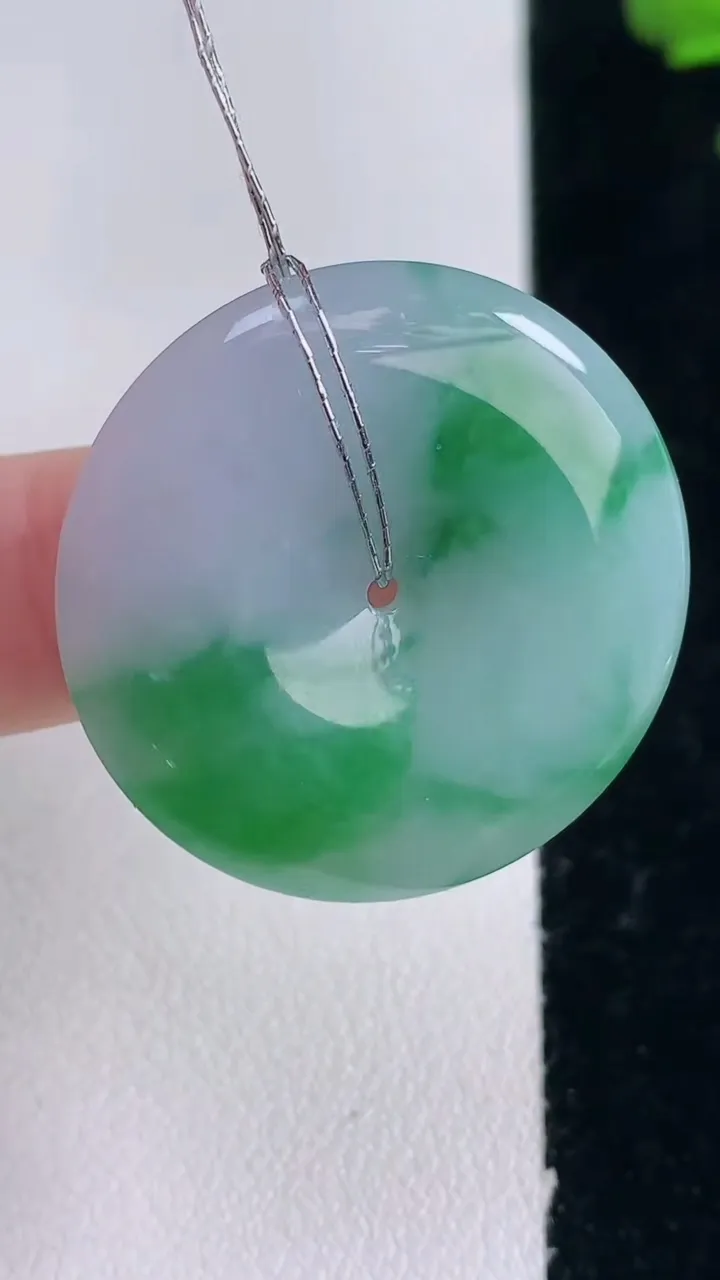 天然A货翡翠平安扣吊坠，尺寸29-5.4，重量:10.95g
12月30日