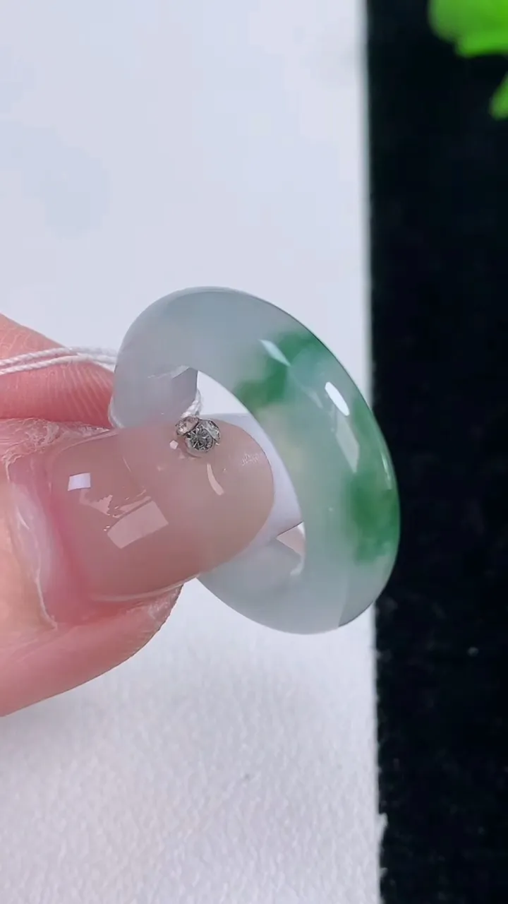 天然A货翡翠冰种飘花指环戒指，尺寸15.5-5.6-3.6，重量:4.15g2025年12月30日
工厂直销收藏佳品,种好水足，色泽均匀，有种有色，上手高大气！