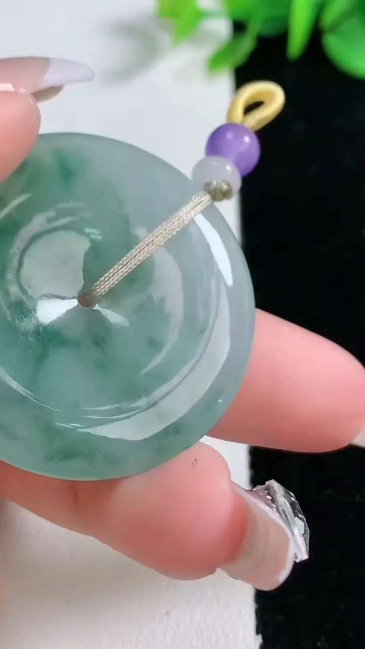 天然A货翡翠冰种飘花平安扣吊坠，尺寸37.3-5，重量:16.46g
12月30日