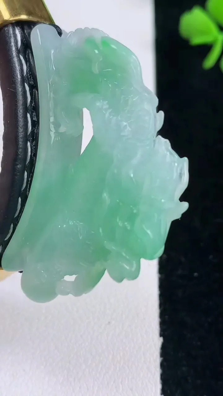 天然A货翡翠龙牌手牌，尺寸45.3-10.3-23.8，重量:39.22g
12月30日