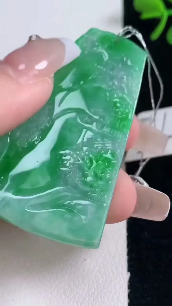 天然A货翡翠山水牌吊坠，尺寸52.5-34.5-5.2，重量:19.86g
12月30日