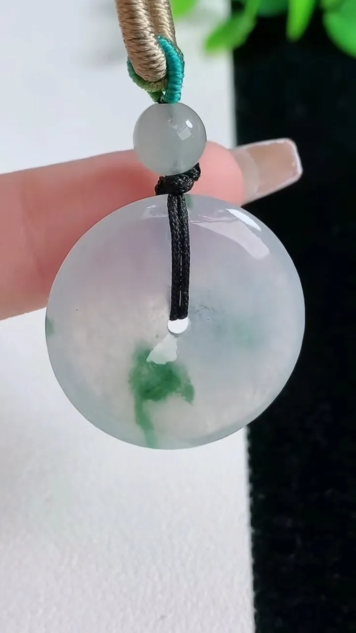 天然A货翡翠冰种飘花平安扣吊坠，尺寸23.4-3.9，重量:8.91g
12月30日