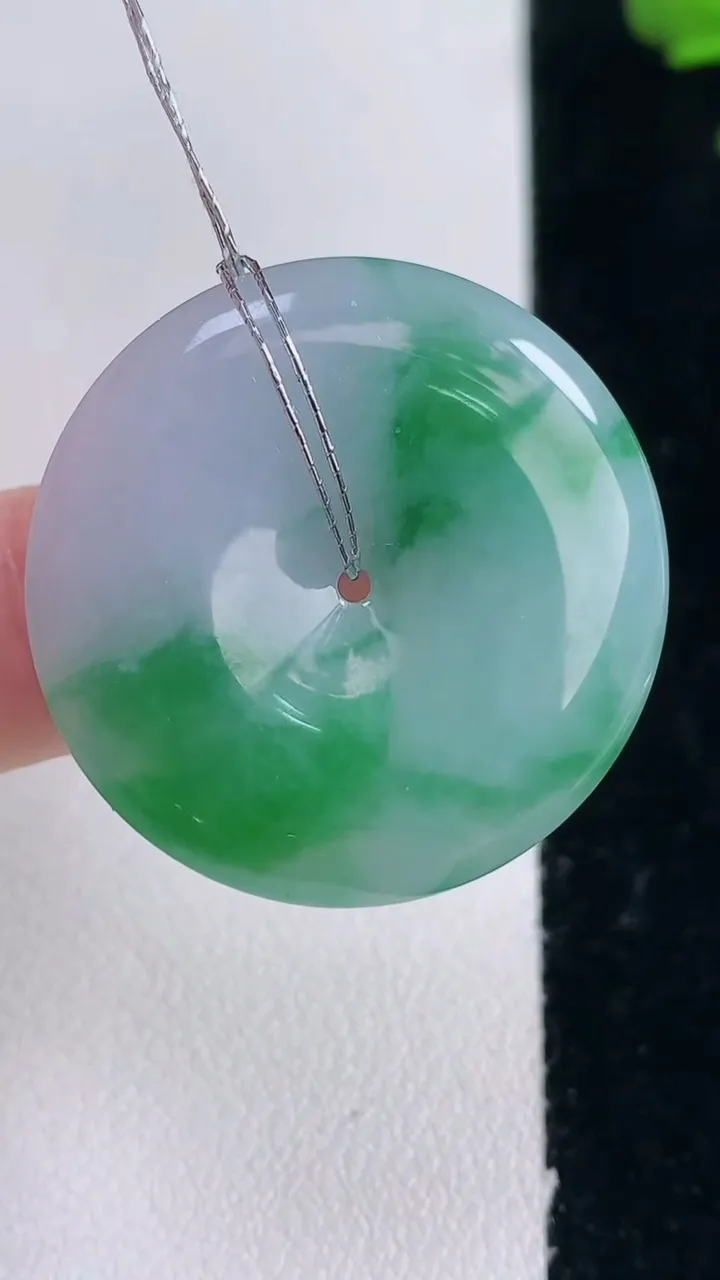 天然A货翡翠平安扣吊坠，尺寸29-5.4，重量:10.95g
12月30日