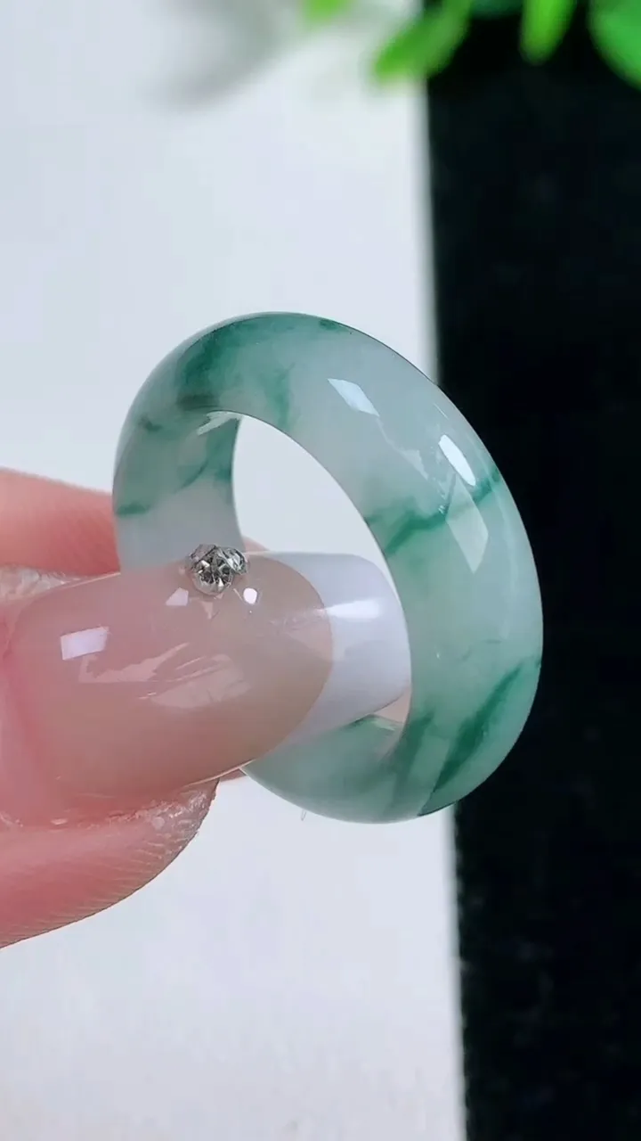 天然A货翡翠冰种飘花指环戒指，尺寸17-6.4-3.4，重量:4.52g2025年12月30日
工厂