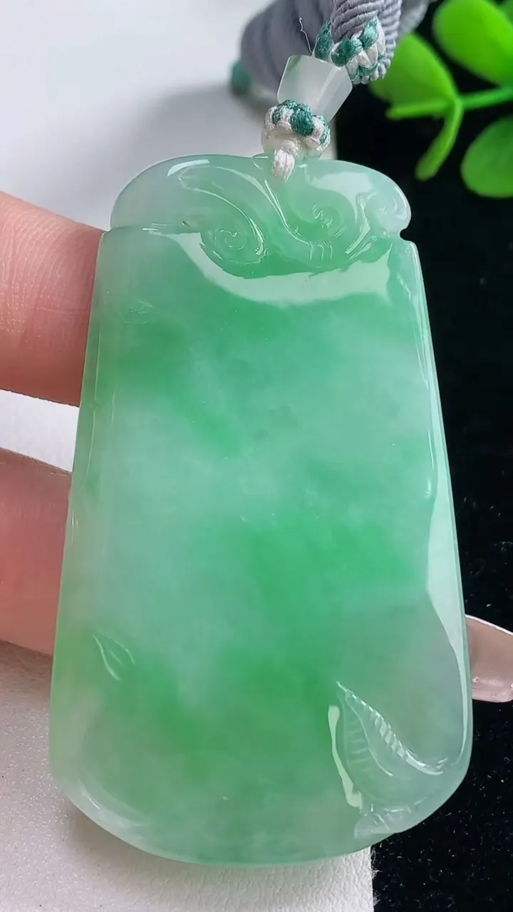 天然A货翡翠梅花鹿吊坠，尺寸59-34.3-7.2，重量:35.37g
12月30日