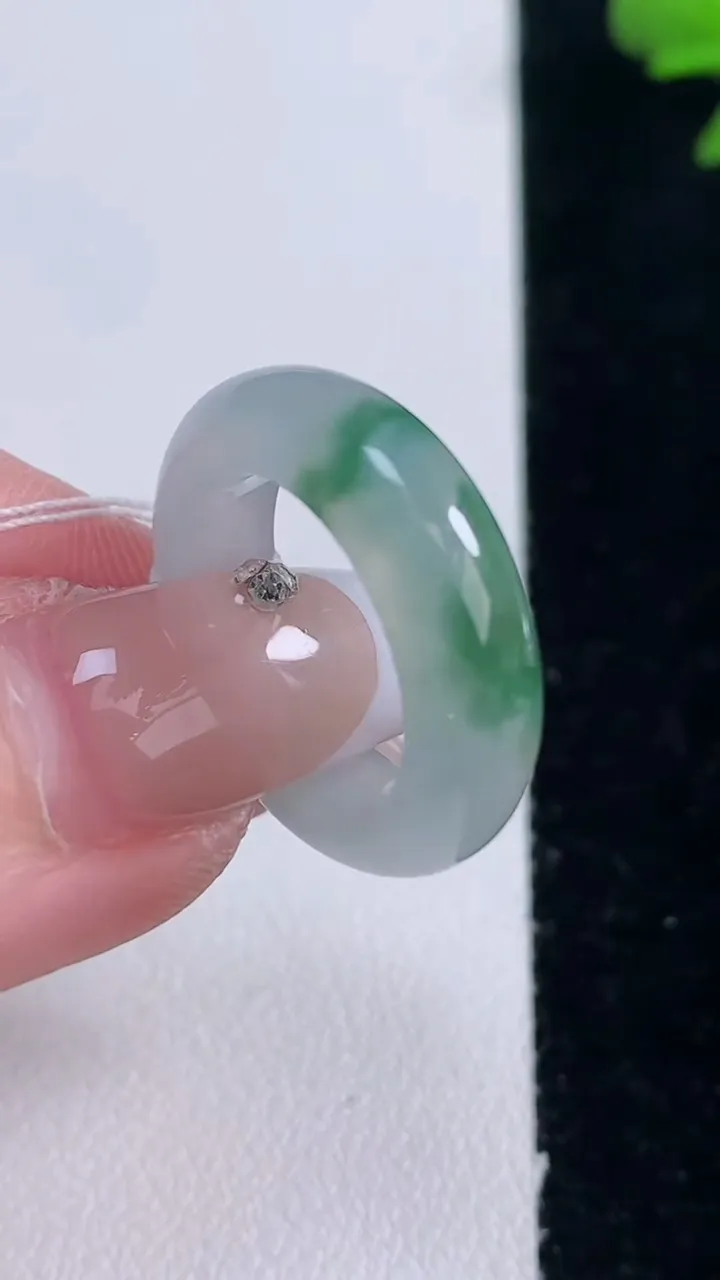 天然A货翡翠冰种飘花指环戒指，尺寸15.5-5.6-3.6，重量:4.15g2025年12月30日
工厂直销收藏佳品,种好水足，色泽均匀，有种有色，上手高大气！