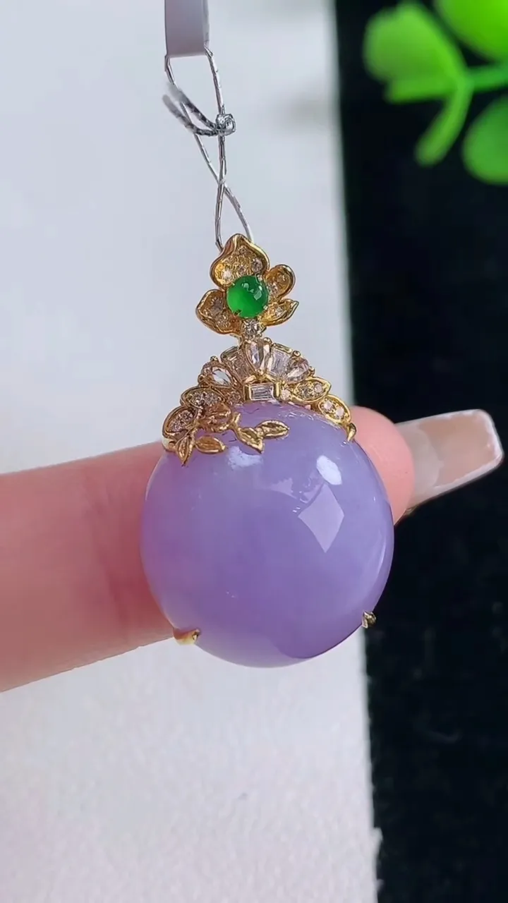 天然A货翡翠18K金紫罗兰蛋面吊坠，尺寸27-16.7-16.3-9.4，重量:5.46g
12月3