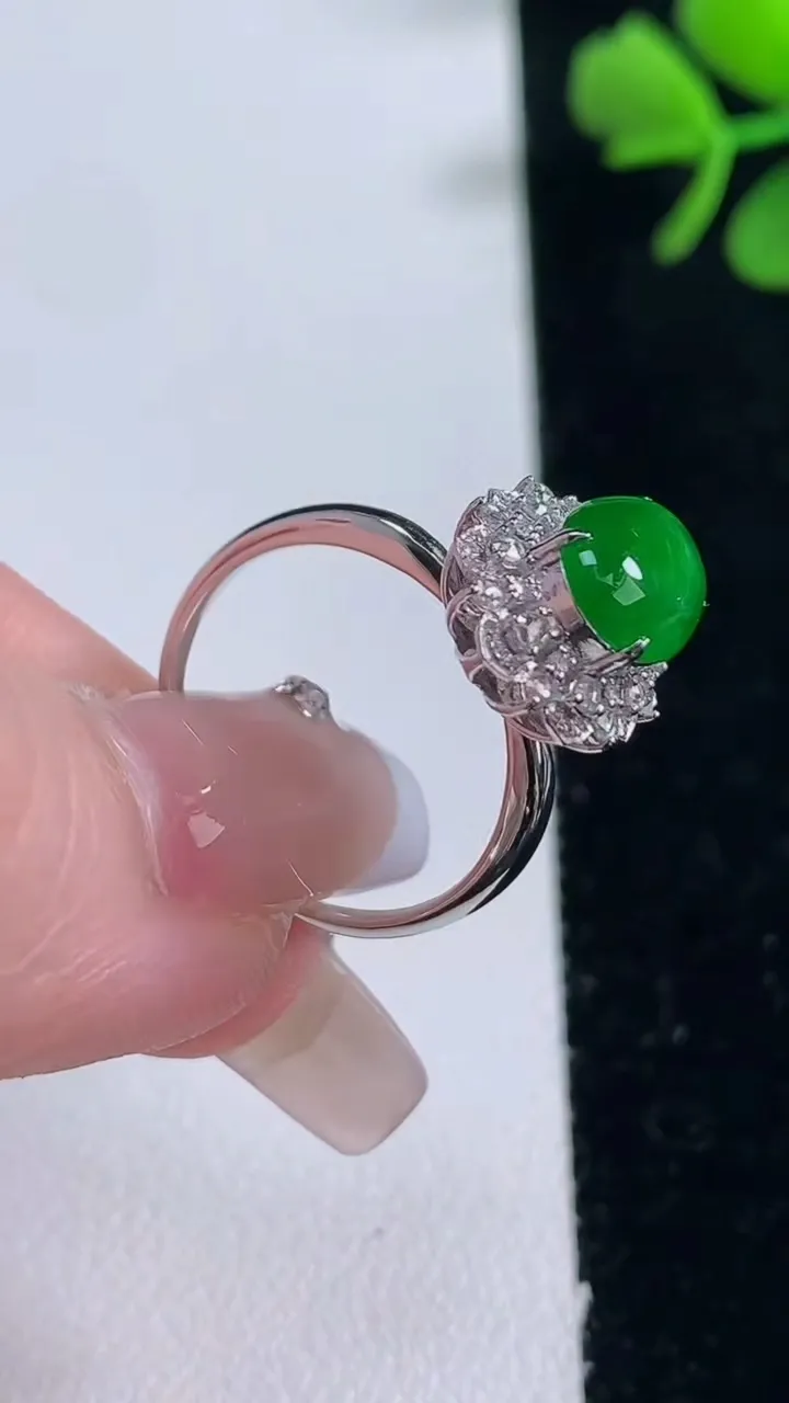 天然A货翡翠蛋面戒指，尺寸17-9-7.1-10，重量:2.78g2025年12月30日
工厂直销收藏佳品,种好水足，色泽均匀，有种有色，上手高大气！