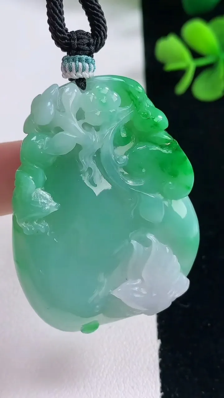 天然A货翡翠鸟语花香吊坠，尺寸48-35.6-7.5，重量:30.95g
12月30日