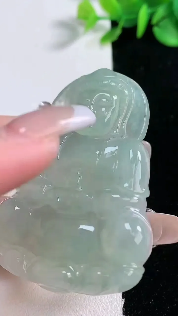 天然A货翡翠观音菩萨吊坠，尺寸56.6-39.2-6，重量:24.44g
12月30日