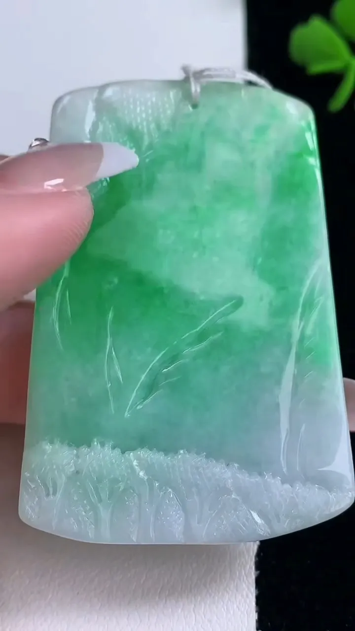 天然A货翡翠山水牌吊坠，尺寸58.3-69.5-6.5，重量:36.81g
12月30日