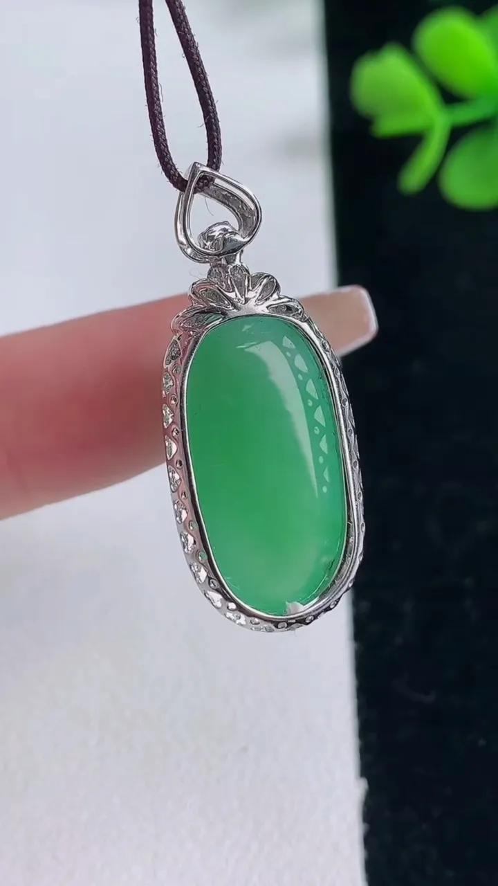 天然A货翡翠福瓜吊坠，尺寸31.8-13.2-9.4，裸石21.3-11重量:4.35g
12月30日