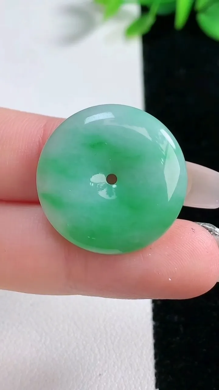 天然A货翡翠平安扣吊坠，尺寸23.8-4.7，重量:5.48g
12月30日