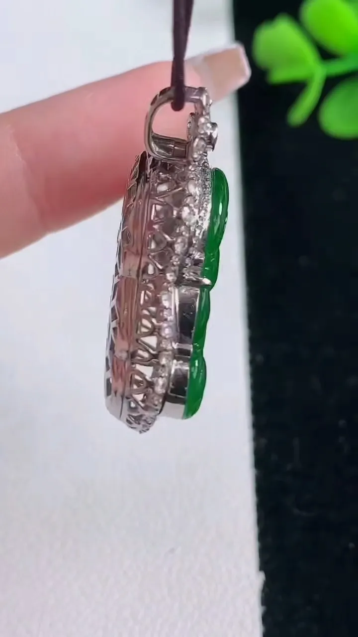 天然A货翡翠佛公吊坠，尺寸32.5-30.5-9.3，裸石20.1-27.3重量:7.78g
12月30日