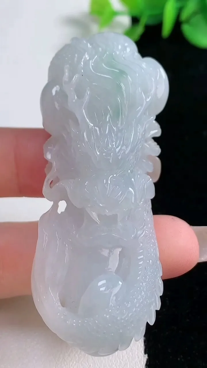 天然A货翡翠飘花龙牌吊坠，尺寸66-25.4-13.7，重量:40.18g
12月30日