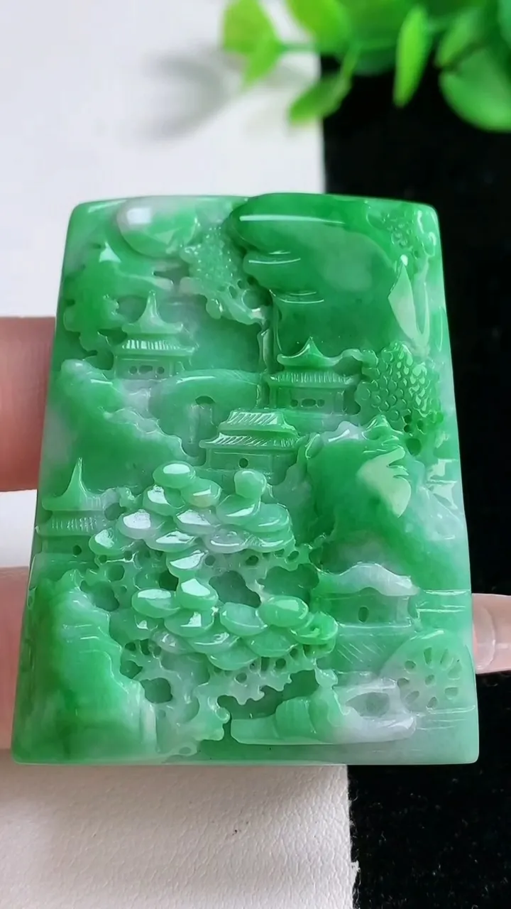 天然A货翡翠山水牌吊坠，尺寸50-39.4-9，重量:39.94g
12月30日