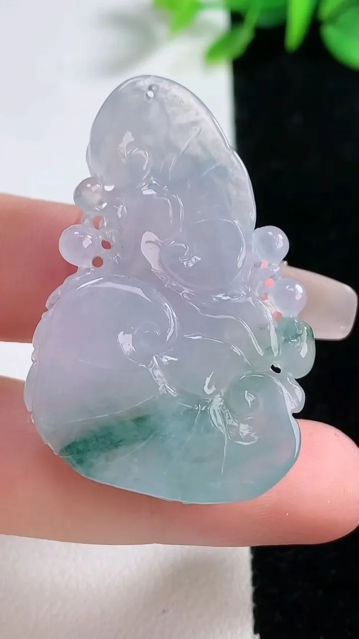 天然A货翡翠冰种飘花凤凰吊坠，尺寸41.8-27.2-7.7，重量:14.29g
12月30日