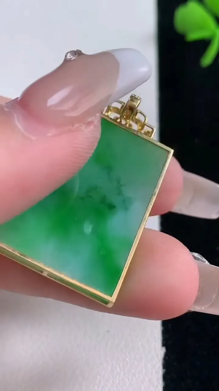 天然A货翡翠无事牌吊坠，尺寸27.8-21-2.7，重量:6.14g
12月30日