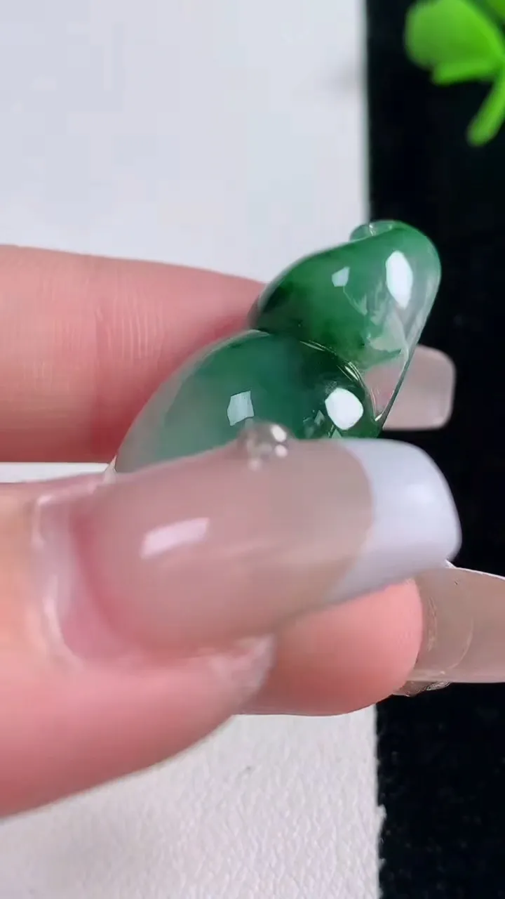 天然A货翡翠福豆吊坠，尺寸43-18.6-7.2，重量:8.05g
12月30日