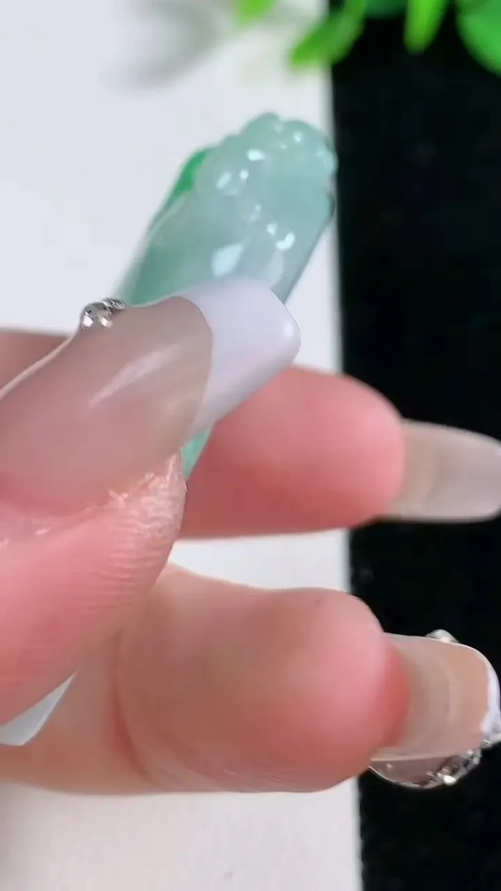 天然A货翡翠葫芦吊坠，尺寸50-26.4-10.8，重量:29.94g
12月30日