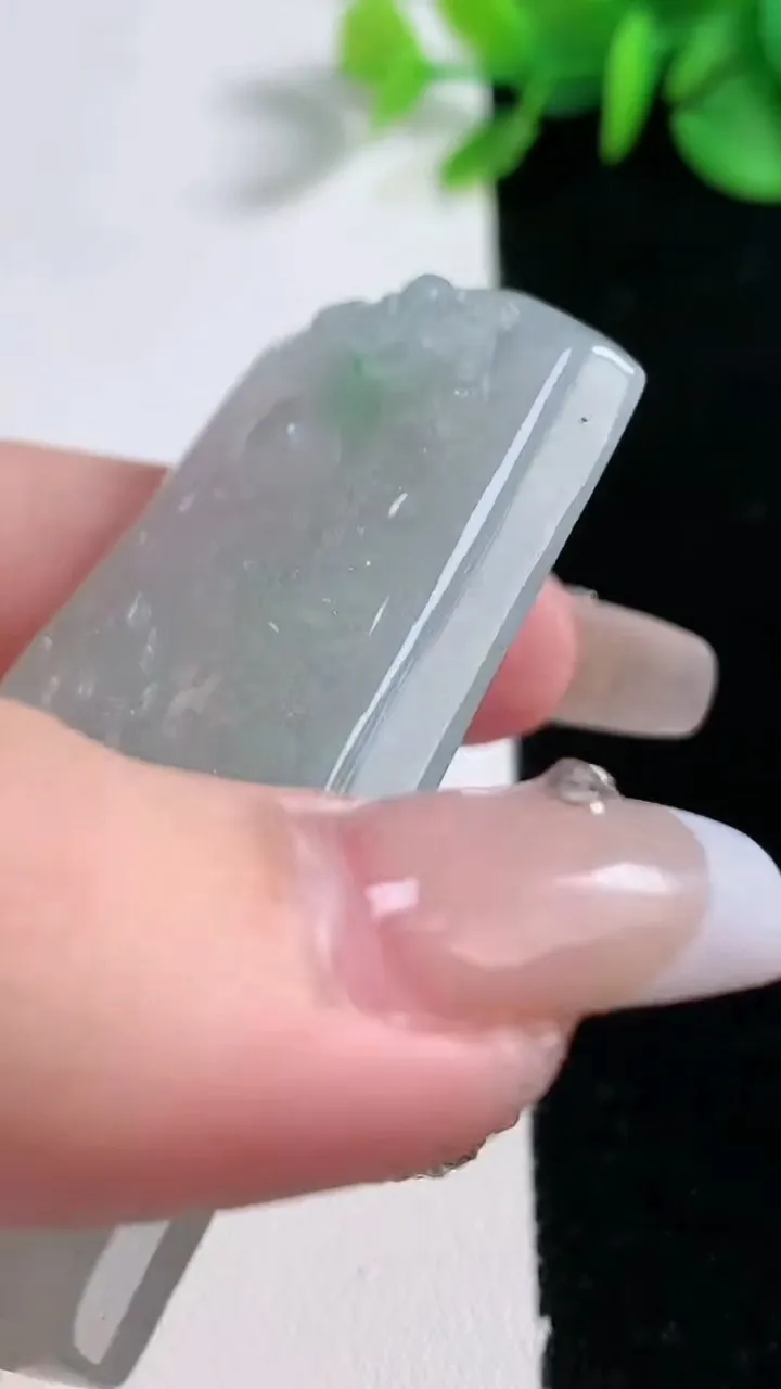 天然A货翡翠龙牌吊坠，尺寸60.2-42.3-5.7，重量:33.38g
12月30日