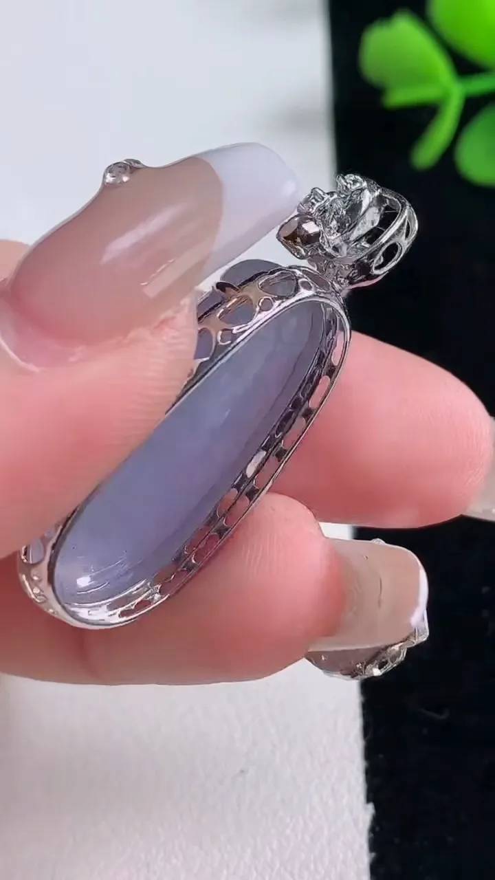 天然A货翡翠18K金紫罗兰福豆吊坠，尺寸37-15-8.3，裸石27.5-12.9重量:6.19g
12月30日