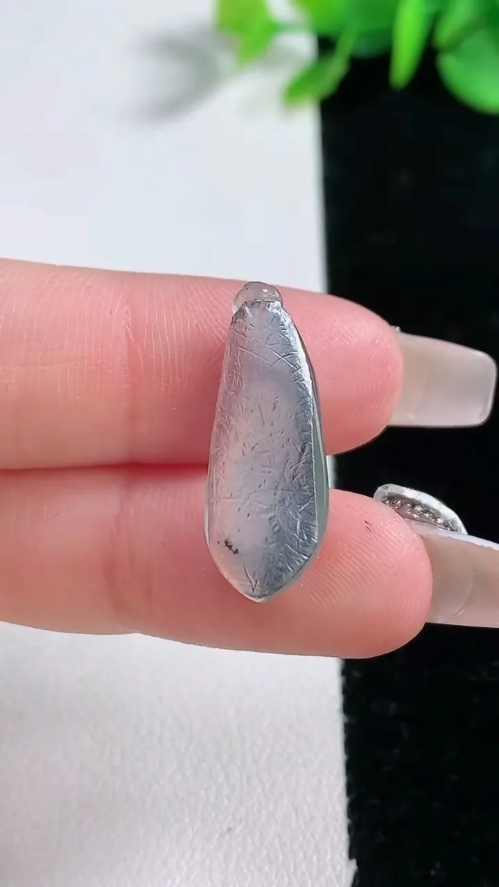 天然A货翡翠冰种飘花福瓜镶嵌件，尺寸23.3-9.5-5.4，重量:1.97g
12月30日