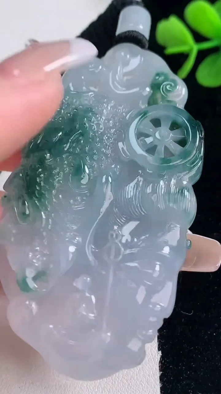 天然A货翡翠种飘花一念之间吊坠，尺寸66.8-36.8-11.4，重量:52.17g
12月30日