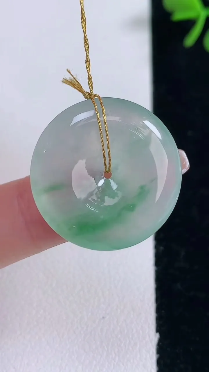 天然A货翡翠冰种飘花平安扣吊坠，尺寸24.3-5.2，重量:6.98g
12月30日