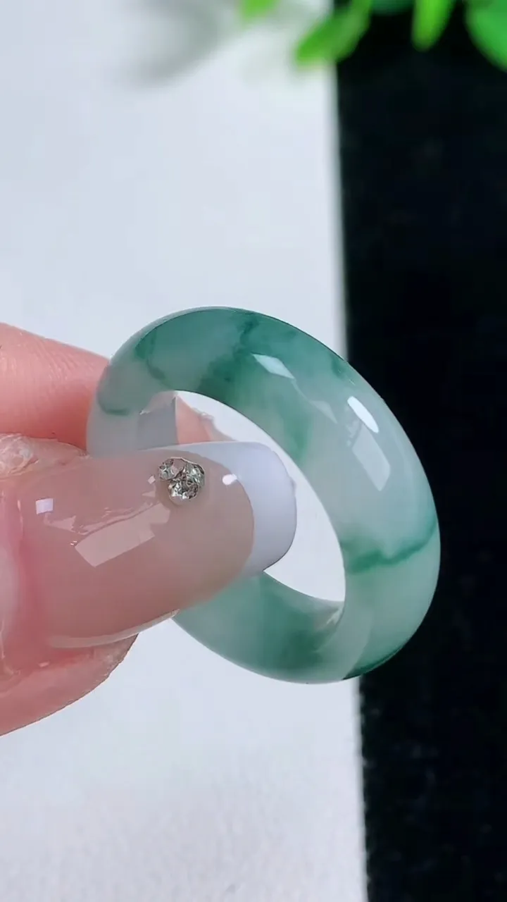 天然A货翡翠冰种飘花指环戒指，尺寸17-6.4-3.4，重量:4.52g2025年12月30日
工厂直销收藏佳品,种好水足，色泽均匀，有种有色，上手高大气！