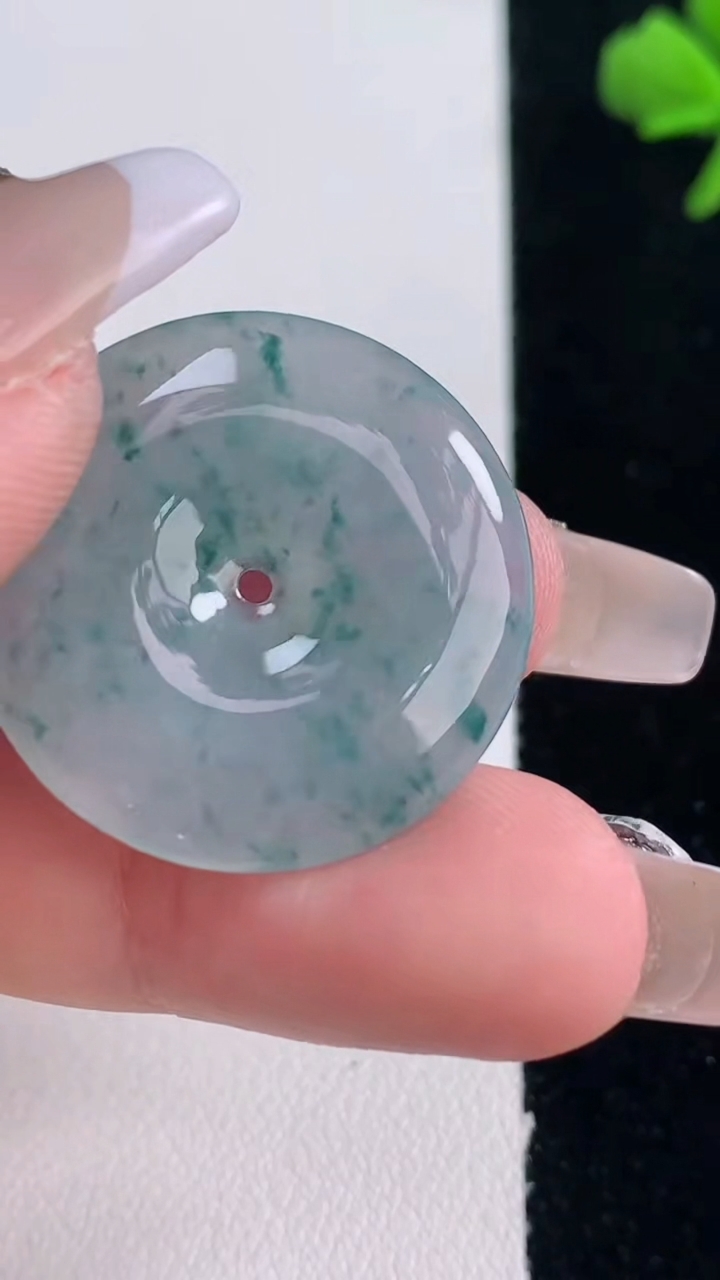 天然A货翡翠冰种飘花平安扣吊坠，尺寸26.6-4.7，重量:7.11g
12月30日