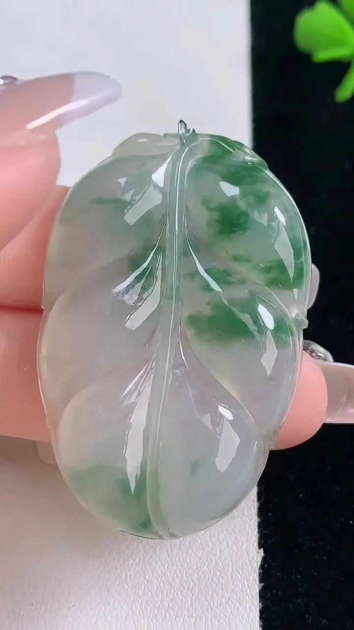 天然A货翡翠冰种飘花金枝玉叶 叶子吊坠，尺寸46.6-31.5-5.1，重量:15.91g
12月3