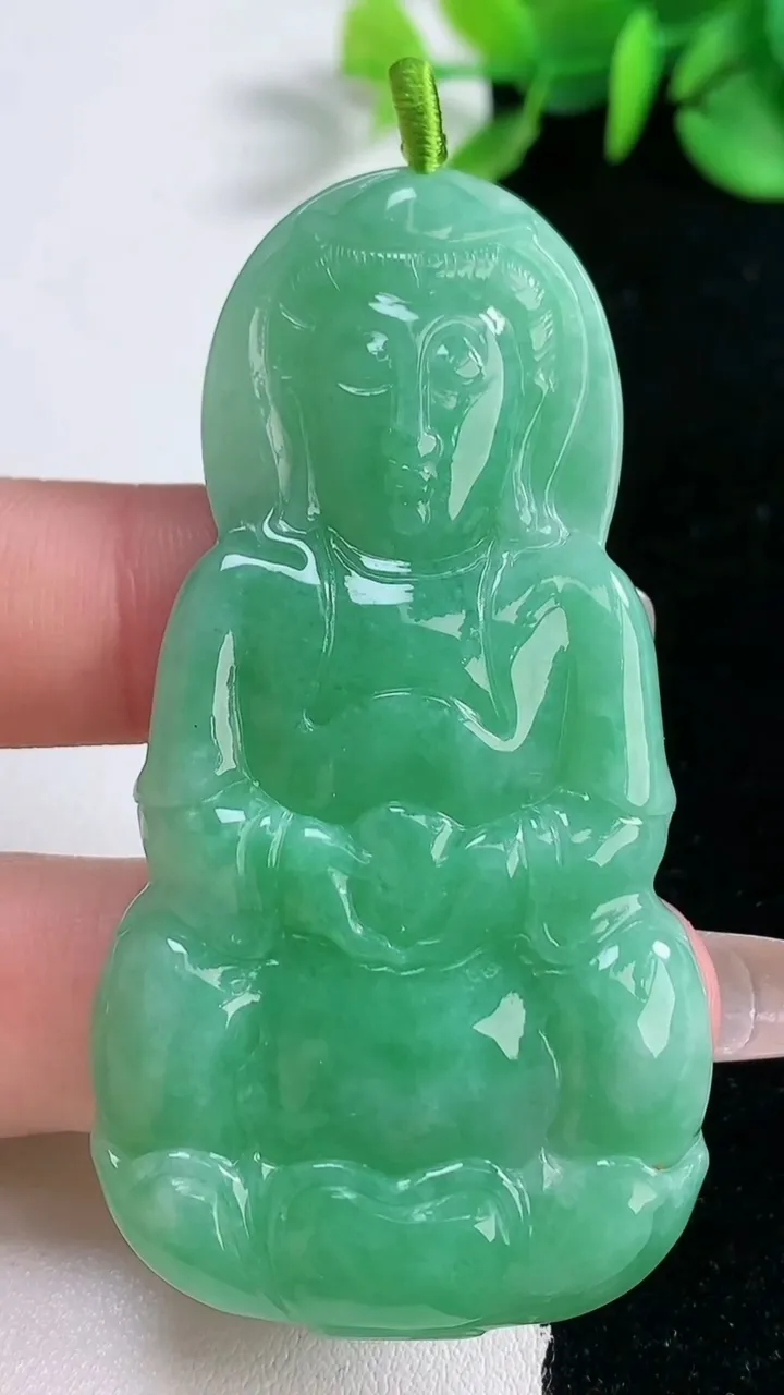 天然A货翡翠观音菩萨吊坠，尺寸64.5-34.3-5.7，重量:24.39g
12月30日