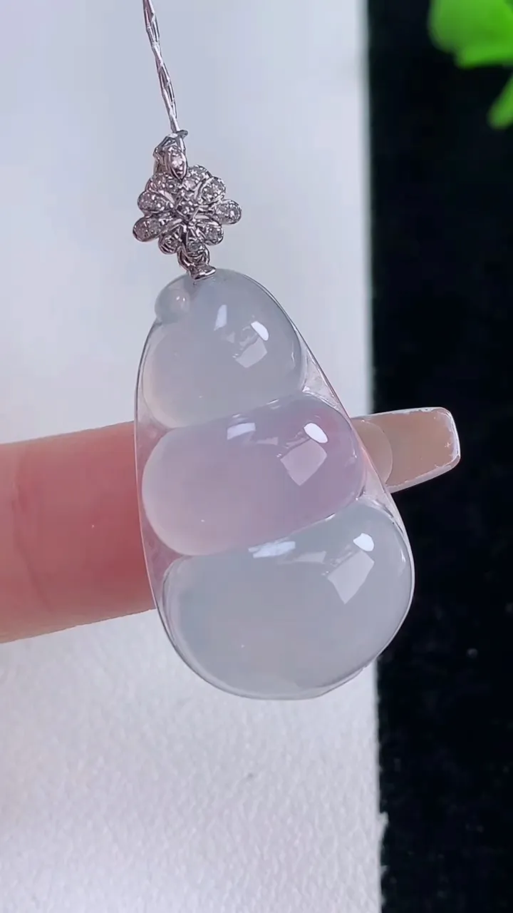 天然A货翡翠种白冰福豆吊坠，尺寸27-16.7-5.6，重量:4.49g
12月30日