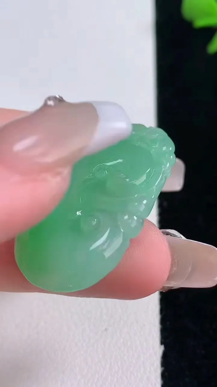 天然A货翡翠如意吊坠，尺寸33-19.7-4.9，重量:6.27g
12月30日