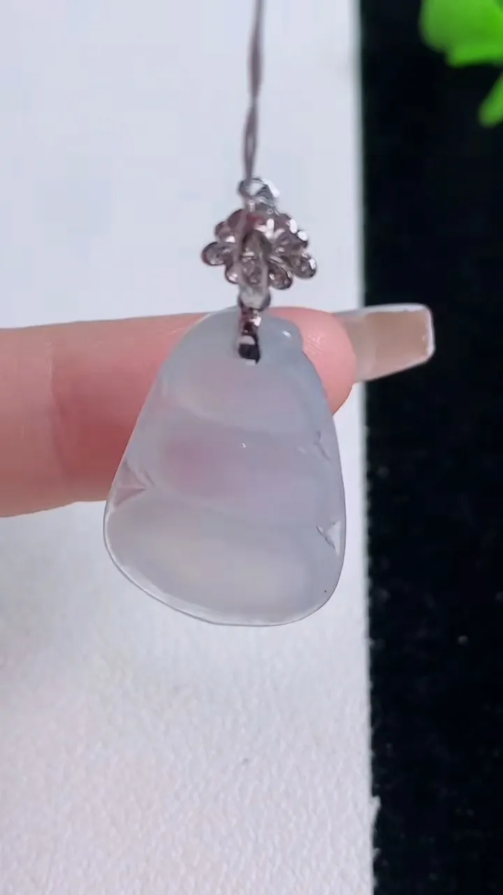 天然A货翡翠种白冰福豆吊坠，尺寸27-16.7-5.6，重量:4.49g
12月30日