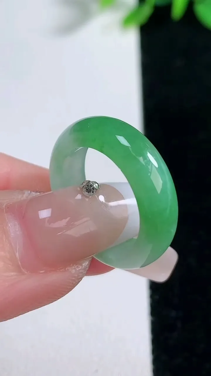 天然A货翡翠指环戒指，尺寸16-5.4-2.9，重量:3.30g2025年12月30日
工厂直销收藏佳品,种好水足，色泽均匀，有种有色，上手高大气！