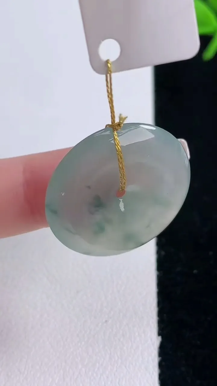 天然A货翡翠冰种飘花平安扣吊坠，尺寸25.5-4.5，重量:6.35g
12月30日