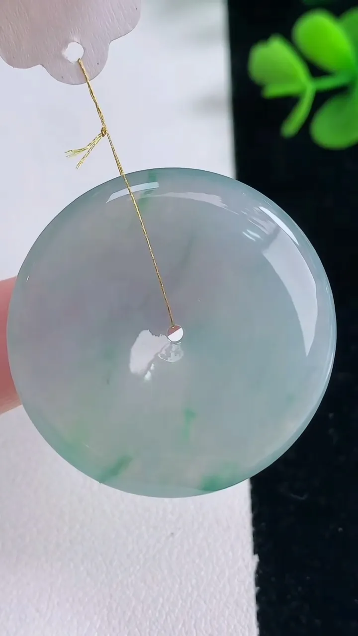 天然A货翡翠种飘花平安扣吊坠，尺寸33.7-5.8，重量:14.60g
12月30日