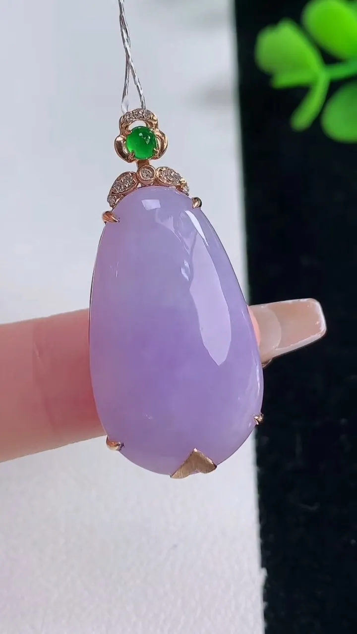 天然A货翡翠18K金紫罗兰福瓜吊坠，尺寸34.7-27-16-7.8，重量:5.25g
12月30日