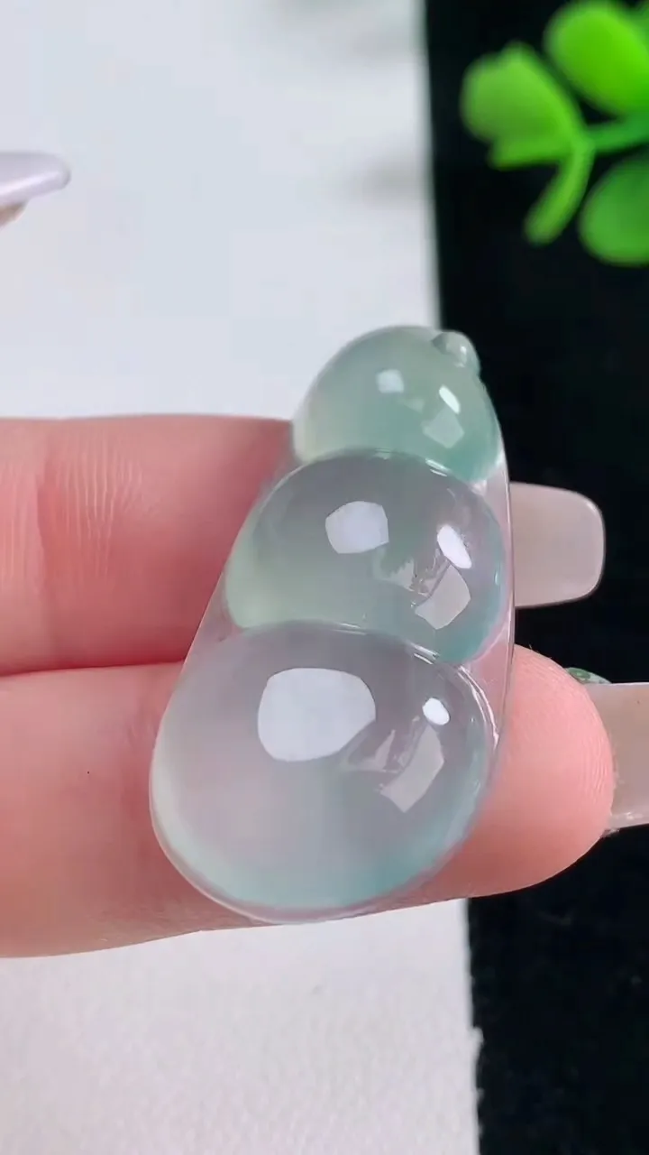 天然A货翡翠福豆吊坠，尺寸35-17-5.9，重量:6.56g
12月30日