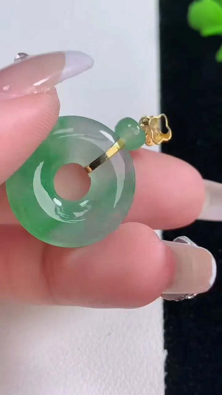 天然A货翡翠平安环吊坠，尺寸20.7-3.8，重量:4.15g
12月30日