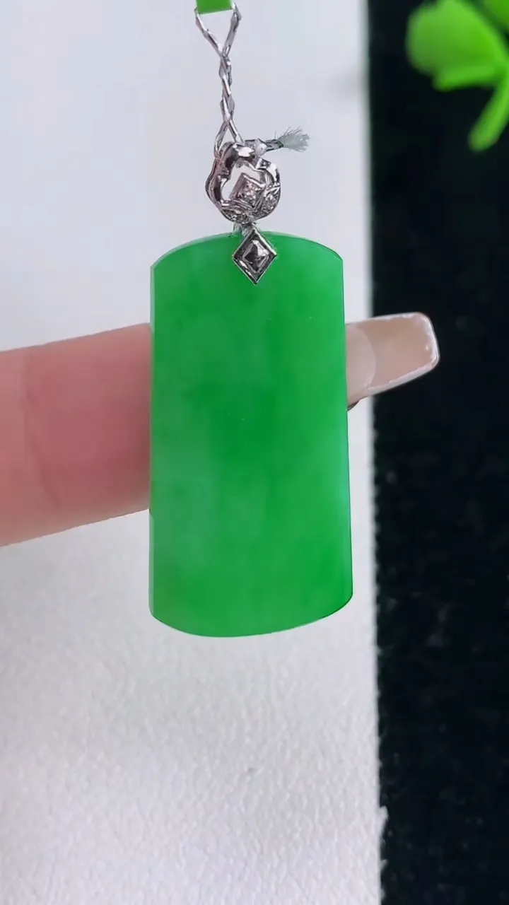 天然A货翡翠无事牌吊坠，尺寸27.4-13.7-3，重量:4.08g
12月30日