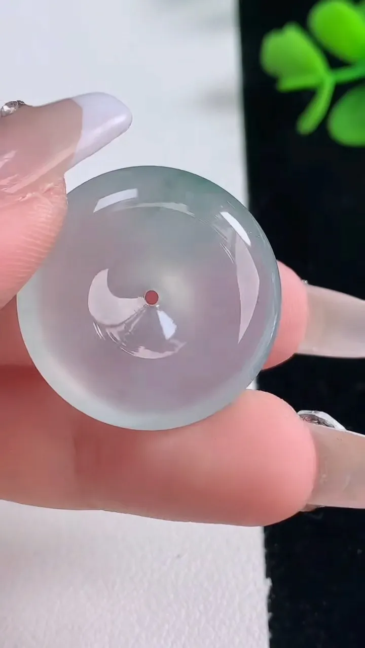 天然A货翡翠种飘花平安扣吊坠，尺寸25.6-6.4，重量:8.44g
12月30日