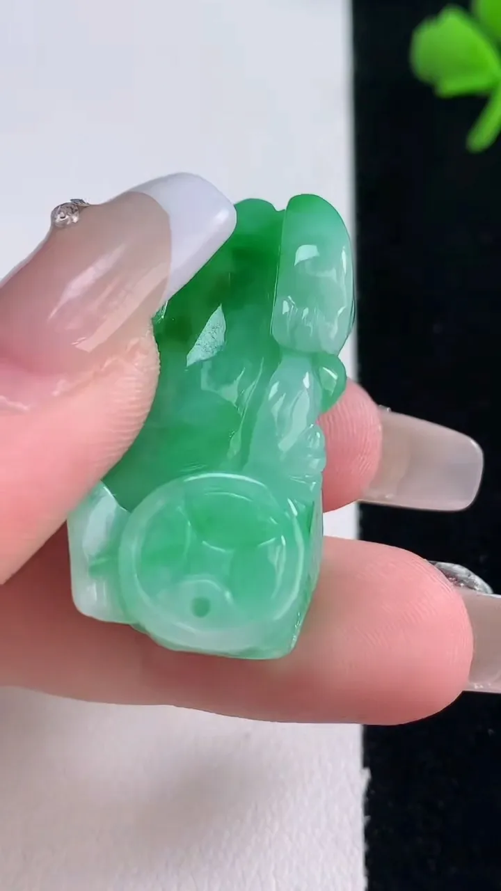 天然A货翡翠霸王貔貅吊坠，尺寸34.2-17.6-11.6，重量:15.59g
12月30日